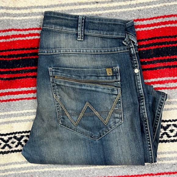 Wrangler Vegas Distressed Denim | Size 34 - Picture 7 of 8